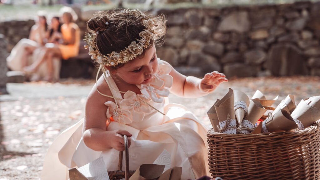 une fille dans une robe